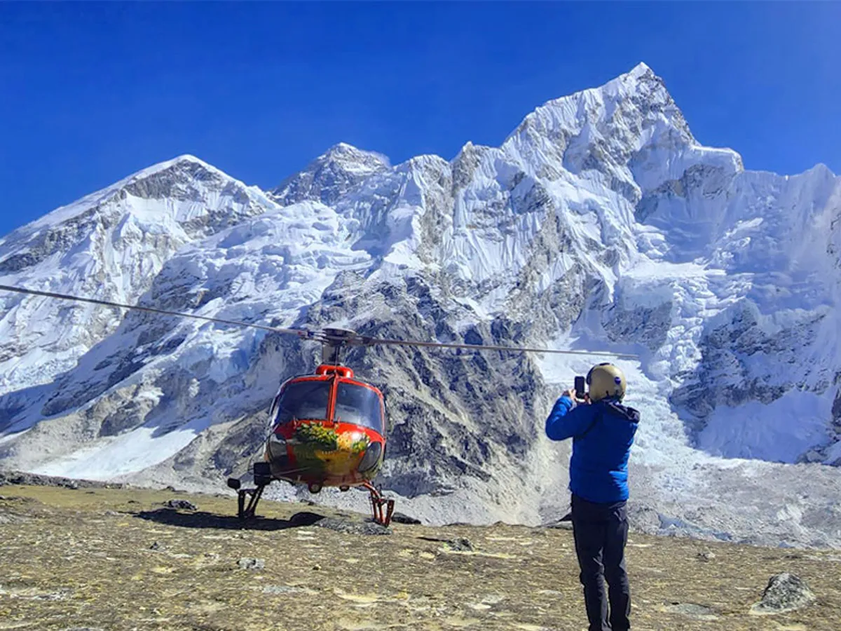 helicopter at kalapatthar